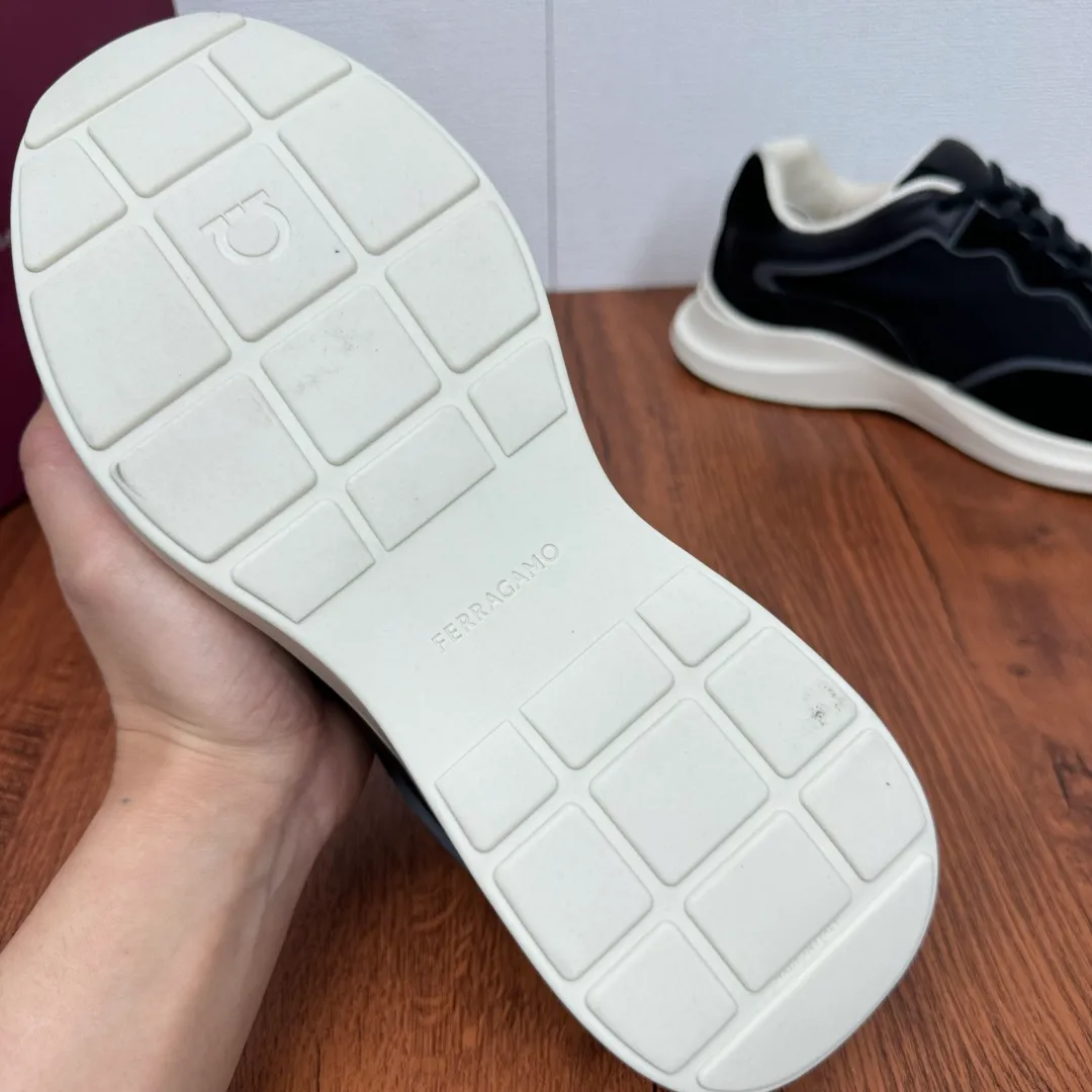 [Ferragamo] Top P: 720💰 Size: 39~44 (38 45 custom-made, non-returnable) Ferragam/Ferragamo Cancini buckle men's low-top casual shoes Spring and summer official website synchronized new thick-soled versatile sports shoes for men This urban-style casual shoe boldly combines a variety of fabrics, cleverly using high-tech mesh fabrics and smooth leather to create a unique high-end look, with side dropouts Cancini buckle, padded collar and tongue, and eye-catching lightweight rubber sole make the design even more sophisticated! The perfect blend of style and comfort. , the shoe body is outlined with exquisite lines, embellished with iconic elements, and equipped with comfortable sole technology to boost your pace. Whether you are walking on the street or exercising, you can show your extraordinary charm. Item number: F688525 Black.